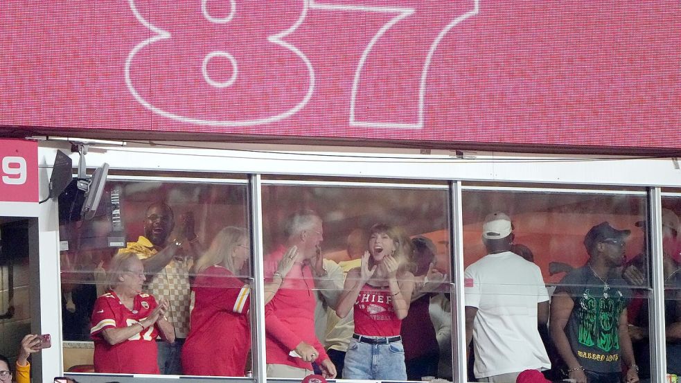 Taylor Swift jubelt über einen Touchdown von Travis Kelce.  Foto: Charlie Riedel/AP/dpa