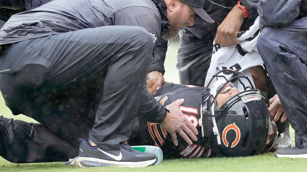 Eine Verletzung von Caleb Williams machte den Spieltag für Fans der Chicago Bears besonders bitter. Foto: Nam Y. Huh/AP/dpa