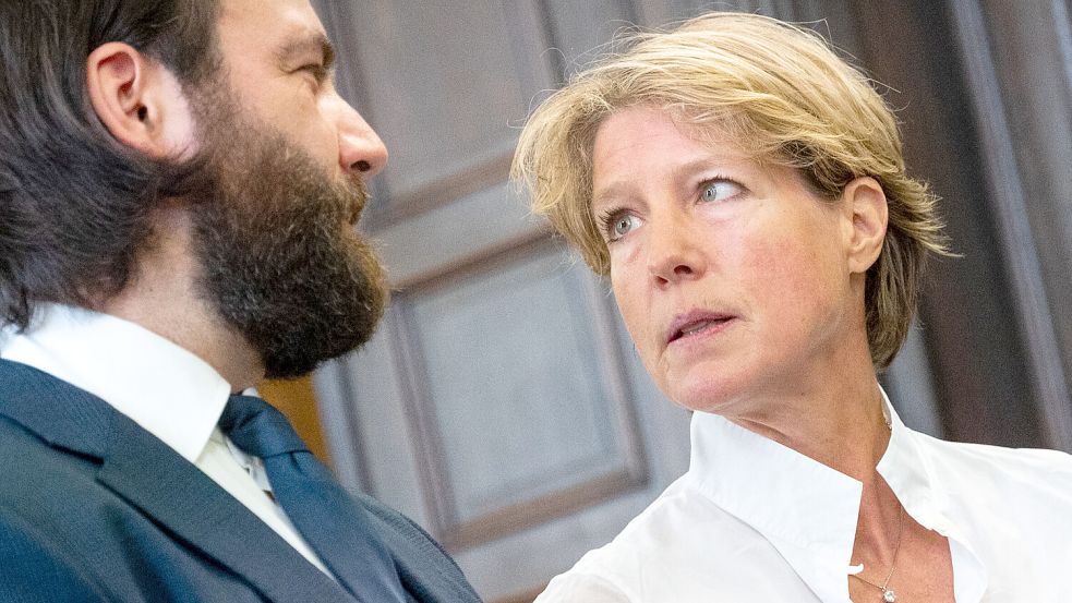 Christina Block, deutsche Gastronomin und Unternehmerin, im Prozess wegen mutmaßlicher Kindesentführung im Landgericht Hamburg im Saal neben Verteidiger Ingo Bott. Foto: Daniel Bockwoldt/dpa