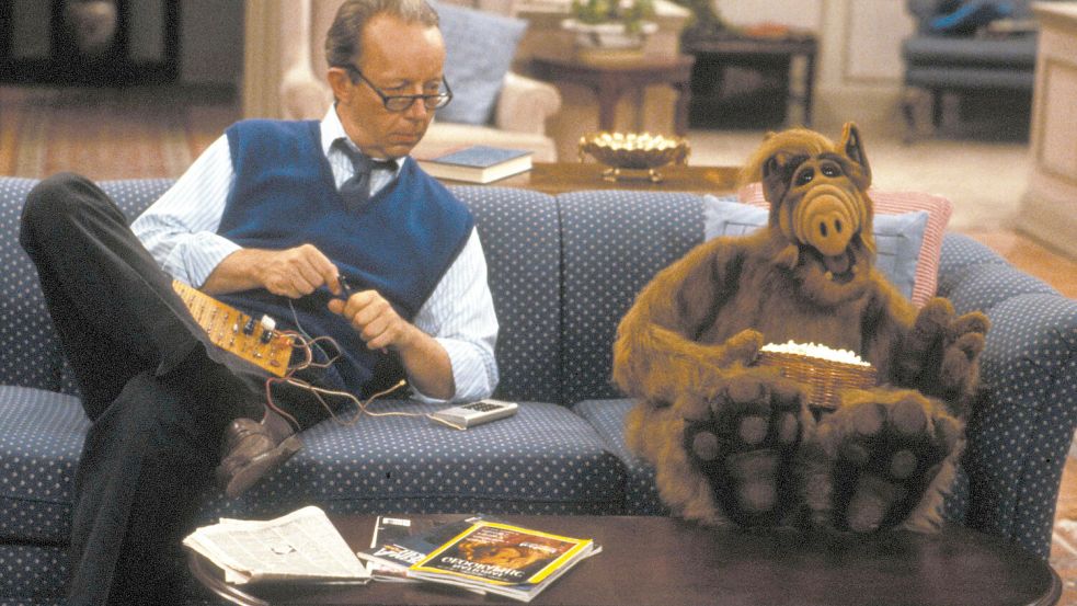Eine der Lieblingsbeschäftigungen des Aliens: Faulenzen vorm TV – kritisch beäugt von Familienvater Willie. Foto: Imago/Mary Evans