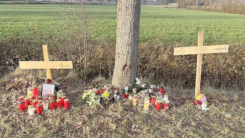 Bei einem tödlichen Unfall am 19. November 2025 starben zwei junge Männer auf dem Weg zur Berufsschule. An der Unfallstelle zwischen Friedeburg und Etzel brachten zahlreiche Menschen ihre Anteilnahme zum Ausdruck. Foto: Susanne Ullrich