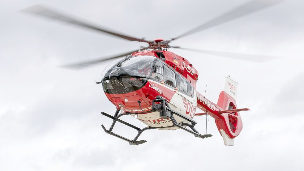 Ein Rettungshubschrauber brachte den schwer verletzten 16-Jährigen in ein Münchner Krankenhaus. (Symbolbild) Foto: Daniel Karmann/dpa