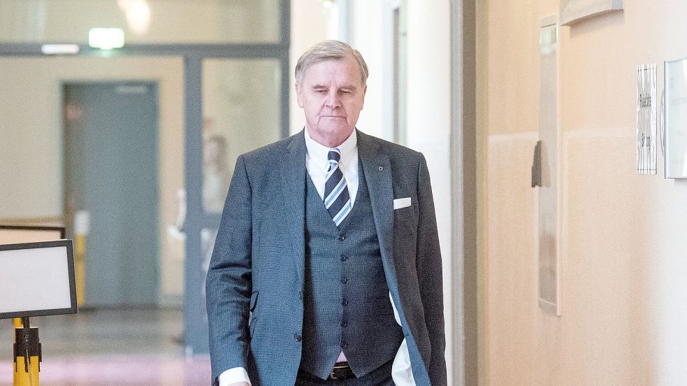 Zeuge Otmar Kury auf dem Weg in den Gerichtssaal Foto: Daniel Bockwoldt/dpa