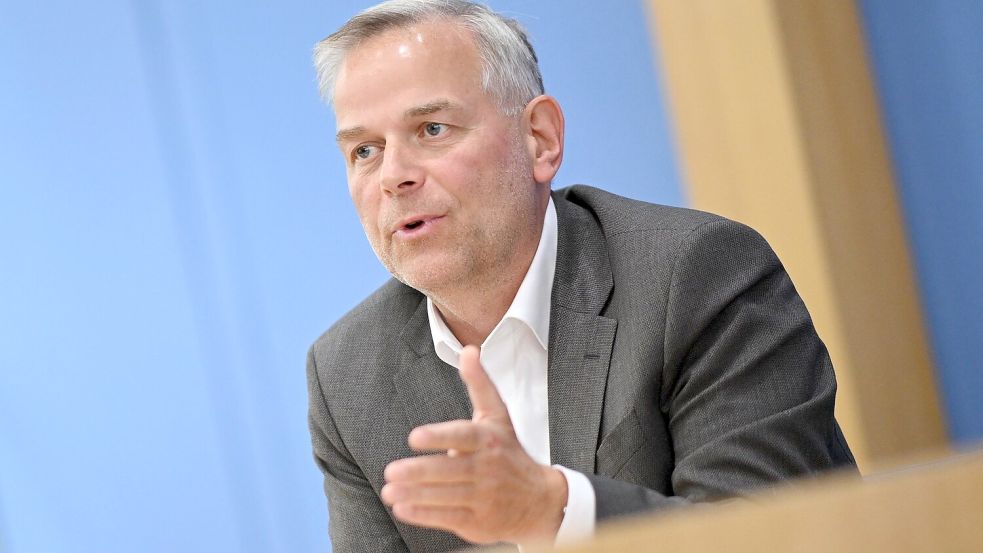 AfD-Spitzenmann Holm reklamierte den Auftrag zur Regierungsbildung für die AfD.  Foto: Britta Pedersen/dpa