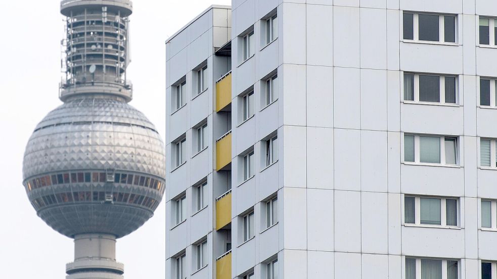 Der Berliner Mietmarkt ist extrem angespannt - in keiner anderen Großstadt sind die Angebotsmieten in den vergangenen Jahren so stark gestiegen wie hier. (Archivbild) Foto: Christophe Gateau/dpa