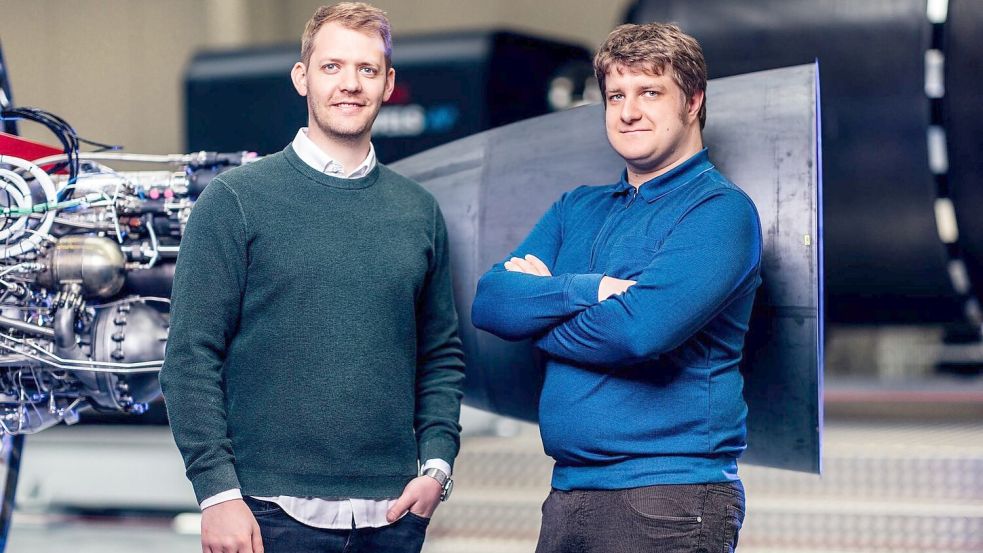 Isar Aerospace-Mitgründer Josef Fleischmann (r.) legt seine Aufgabe als Technikchef nieder. Daniel Metzler (l.) bleibt Unternehmenschef. (Handout) Foto: -/Isar Aerospace/dpa