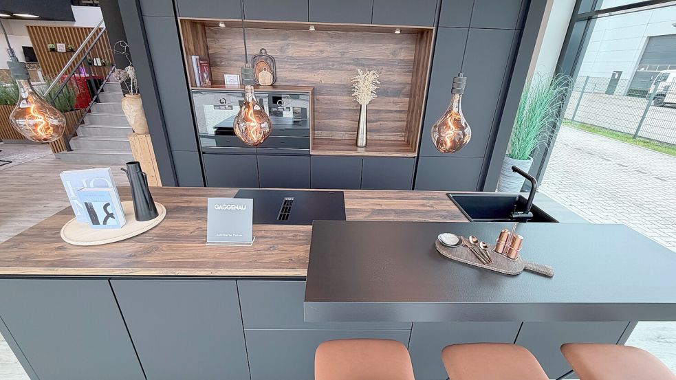 Die neue Vorführ-Küche mit Geräten von Gaggenau ist schon aufgebaut: Im Dezember veranstaltet das Küchenteam wieder ein Show-Cooking. Foto: privat