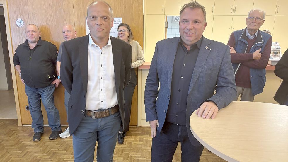 Die beiden parteilosen Kandidaten Michael Ulrichs (vorne, links) und Gerwin Kuhlmann (vorne, rechts) haben es bei der Bürgermeisterwahl in Westoverledingen in die Stichwahl geschafft. Am Sonntag, 27. September 2026, findet die Stichwahl statt. Dann entscheidet es sich, wer Nachfolger von Amtsinhaber Theo Douwes wird. Foto: Carsten Ammermann