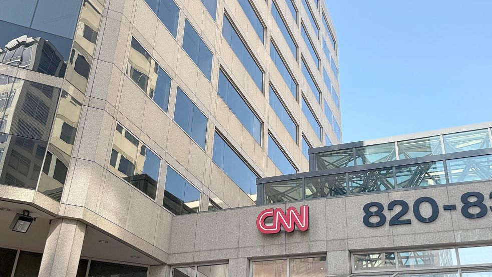 Trump wirft dem weltbekannten Sender CNN Verbreitung von „Fake News“ vor. (Archivbild) Foto: Anna Ringle/dpa