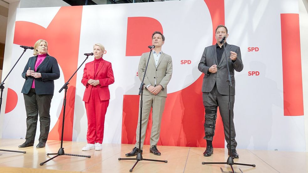 Die politische Zukunft von SPD-Spitzenkandidat Steffen Krach (2. von rechts) ist offen.  Foto: Kay Nietfeld/dpa