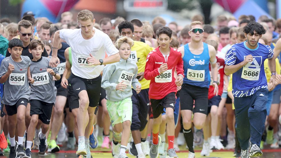 Der Andrang am Start des 5-Kilometer-Rennens war groß. Foto: Jens Doden/Emden