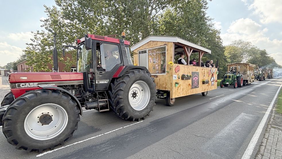 An diesem Sonntag steigt wieder der große Ernteumzug durch Völlenerkönigsfehn. Foto: Archiv/Henrik Zein
