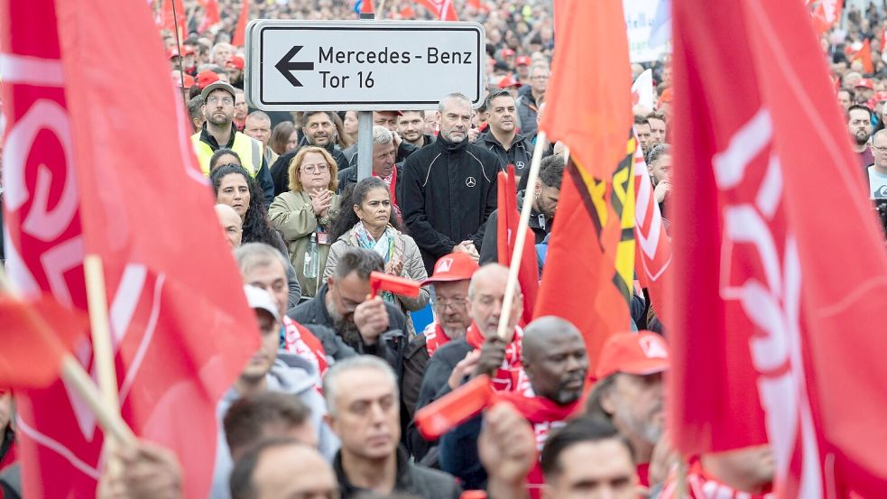 Allein am Mercedes-Werk in Sindelfingen protestierten rund 20.000 Beschäftigte. Foto: Marijan Murat/dpa
