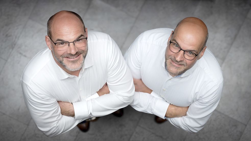 Die Ähnlichkeit Tobias Ahlers (links) und Jens Boelen ist frappierend. Foto: Klaus Ortgies