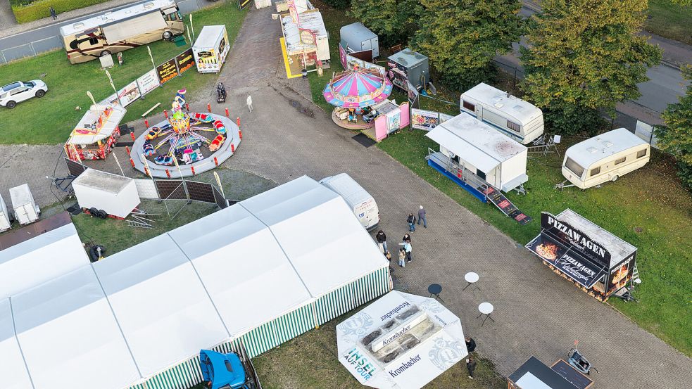 Freitagabend war auf der kleinen Festmeile beim Partyzelt der Schützen wenig los. Normalerweise gibt es mehr als 60 Schaustellergeschäfte. In diesem Jahr gab es aber Streit zwischen Schützen und Schaustellern. Foto: Jens Doden