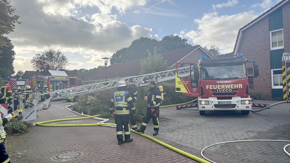 Das Haus wurde evakuiert. Feuerwehr, Rettungsdienst und Polizei sind vor Ort. Foto: Eva van Loh