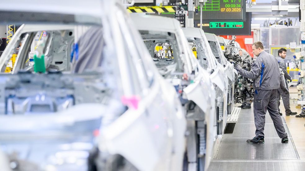 Die Nachfrage nach Verbrenner sinkt. Daher werden Sonderschichten im VW-Stammwerk Wolfsburg gestrichen. (Archivbild) Foto: Julian Stratenschulte/dpa