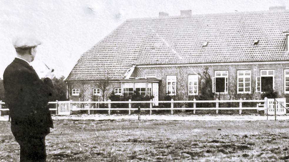 Cassen Lengert vor der Schule in Mullberg: Als er den Ort 1934 verlassen musste, war er 34 Jahre alt. Den Kontakt nach Mullberg hielt er bis zu seinem Tod aufrecht. Foto: privat