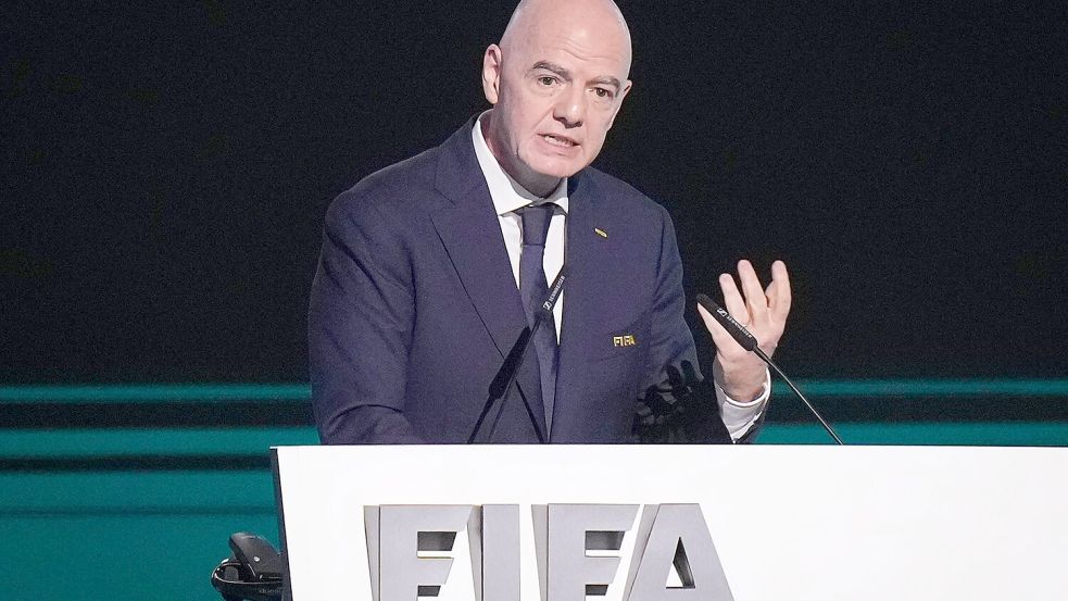 FIFA-Chef Infantino geht mit einem Brief an die Fußball-Funktionäre in die Offensive. (Archivbild) Foto: Darryl Dyck/The Canadian Press/AP/dpa