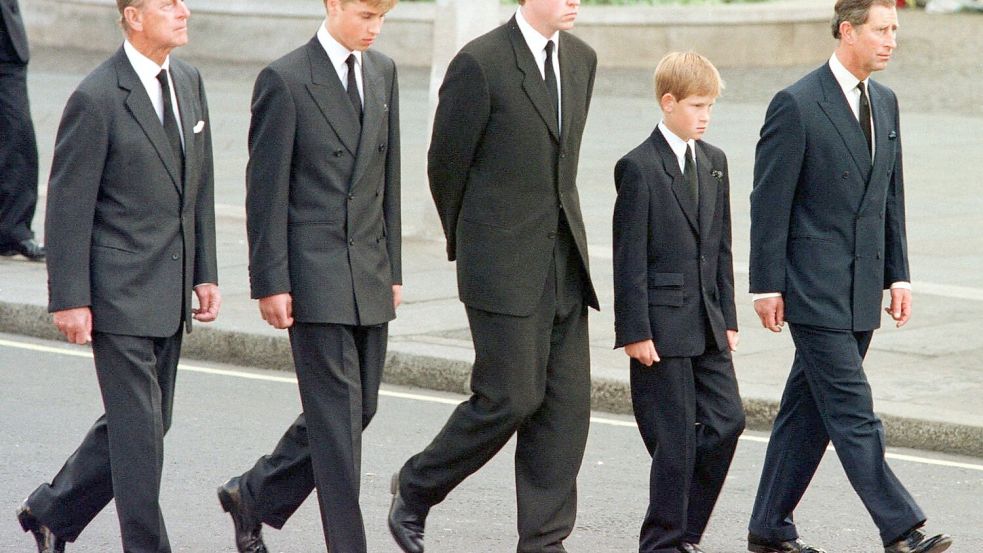 Dianas Bruder Charles Spencer (Mitte) soll sich gegen die Teilnahme der Prinzen William (2. v. l.) und Harry (2. v. r.) ausgesprochen haben. (Archivfoto) Foto: Jeff J Mitchell/AP/dpa