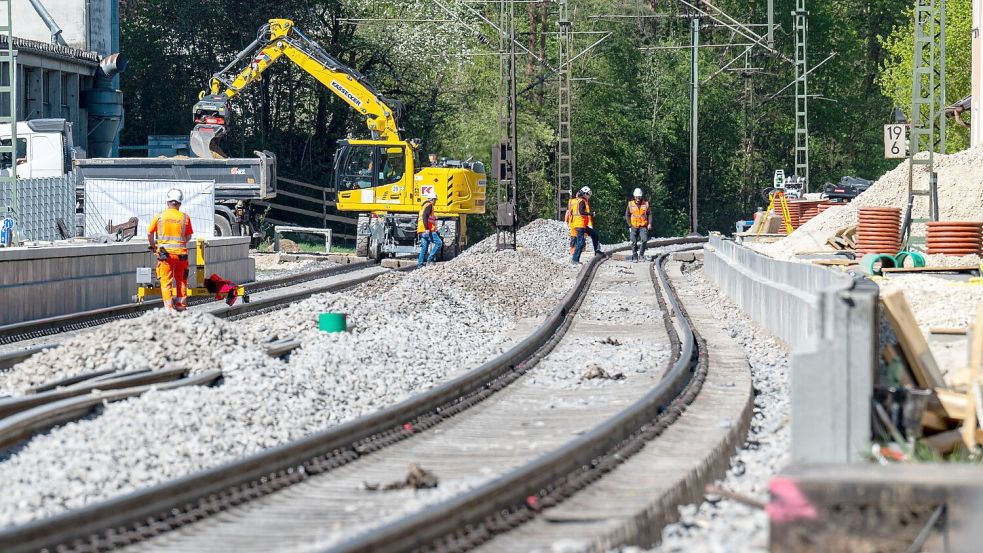 Bundesverkehrsminister Bilger kritisiert Probleme bei der derzeit laufenden Sanierung des deutschen Schienennetzes. (Archivbild) Foto: Armin Weigel/dpa