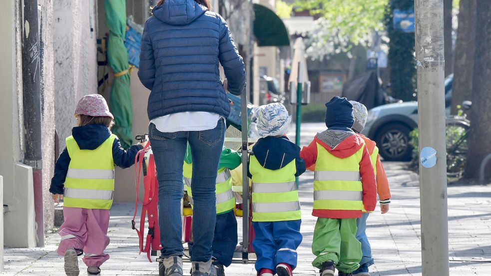 Kindergarten-Kinder gemeinsam mit einer Betreuerin auf einem Ausflug. Symbolfoto: DPA/Peter Kneffel