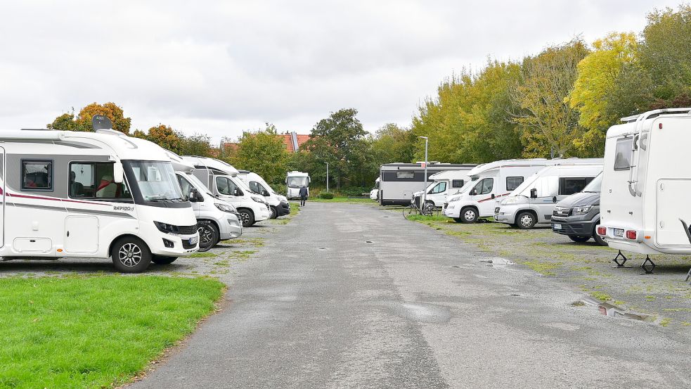 Der Parkplatz bei den Zwillingsmühlen in Greetsiel. Foto: Heinz Wagenaar/Archiv