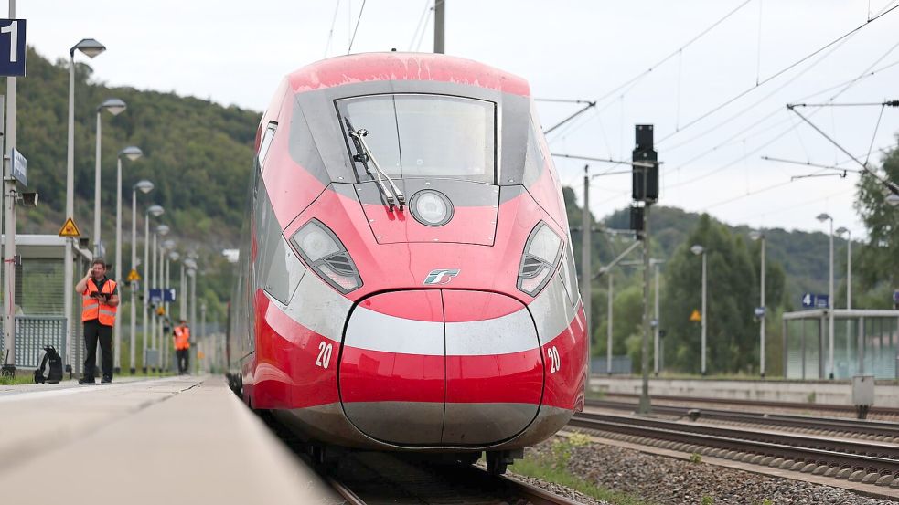 Die EU-Kommssion will Bahnreisen quer durch Europa einfacher machen. (Archivbild) Foto: Daniel Karmann/dpa