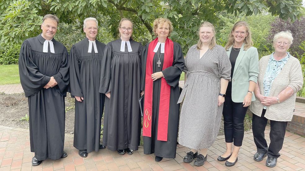 An der feierlichen Ordination nahmen Pastor Ulrich Menzel (von links), Superintendent Tido Janssen, Pastorin Monja Paetzmann, Regionalbischöfin Sabine Schiermeyer, Pastorin Rika Hartmann, Dr. Paula Böhme und Kirchenvorsteherin Johanne Block teil. Foto: Privat