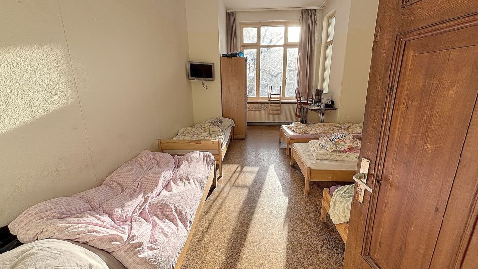 Fünf Betten stehen im größeren Schlafraum des Auricher Übernachtungsheims. Den Nutzern steht nur wenig Schrankraum zur Verfügung. Foto: Karin Böhmer