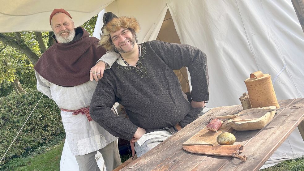 Wolfgang Bergmann (links) und Sandro Cotterli organisieren ein Heerlager an der Burg Stickhausen. Foto: Lars Löschen