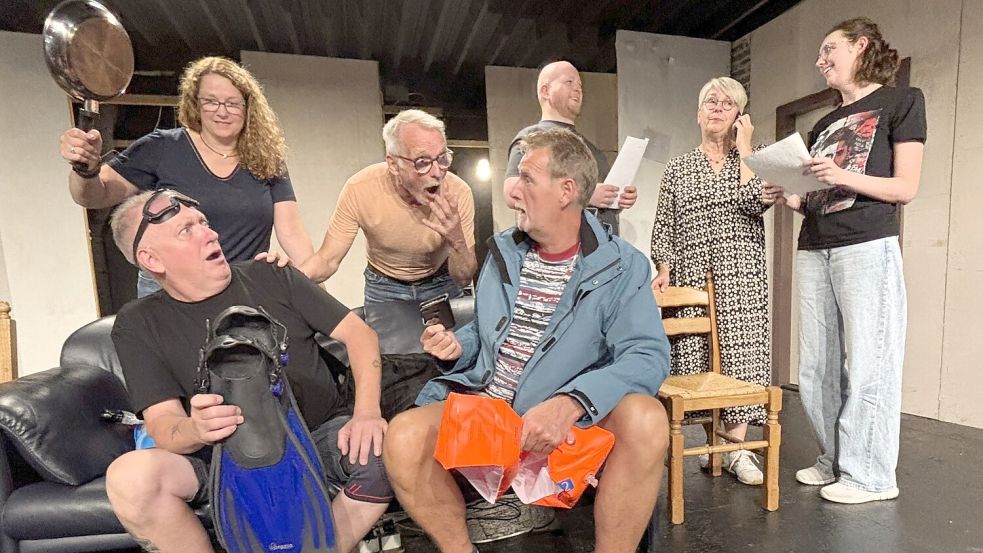 Die Proben für „Lögen hebbt junge Been“ mit (von links): Holger Eilers, Elke van Loh, Regisseur Ulf Goerges, Alfred Alberts, Simon Ottersberg, Martina Thaden und Antje Alberts – es fehlt Ludwig Büsing. Foto: Nicole Böning