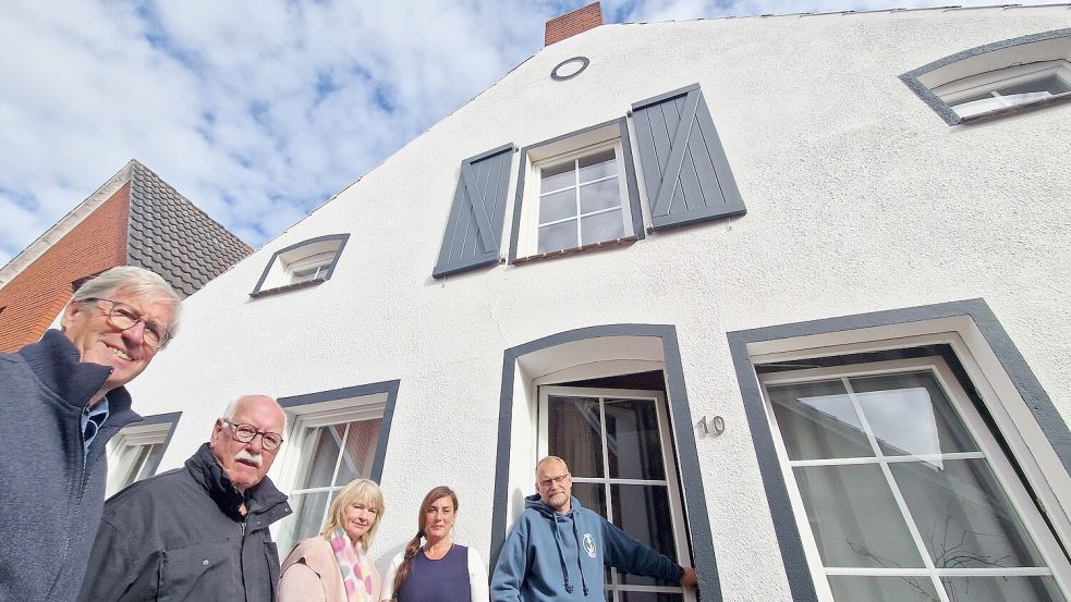 Jürgen Blohm (von links, Schriftführer des Vereins Ditzumer Kunsttage), Vorsitzender Udo Steinigeweg und Carola Bruhns (2. Vorsitzende) stehen vor der ehemaligen Galerie Kunstreich. Sandra und Damian Kowarsz sind dabei, das Haus zu sanieren. Bei den Kunsttagen wird es zur Galerie. Foto: Tatjana Gettkowski