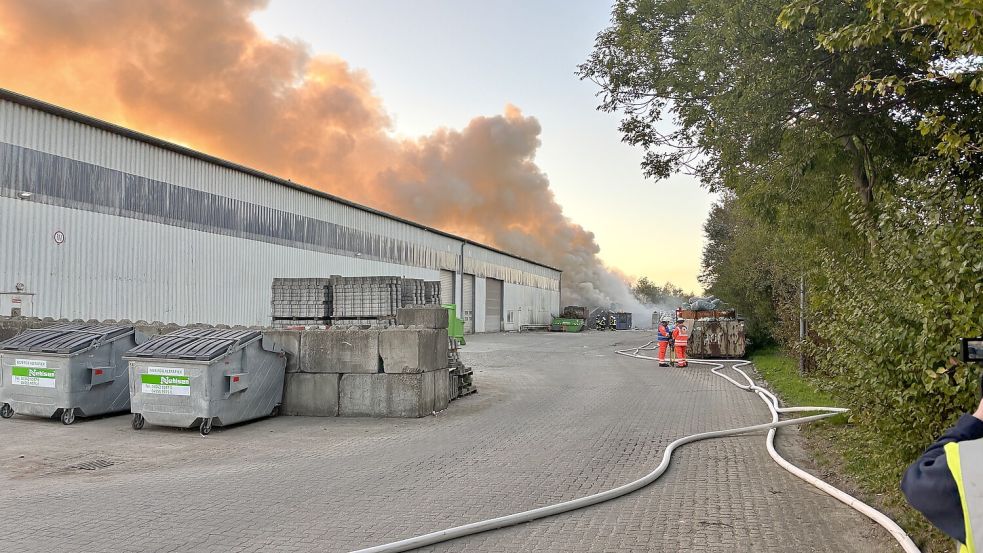 Die Rauchsäule war kilometerweit sichtbar. Foto: Holger Janssen