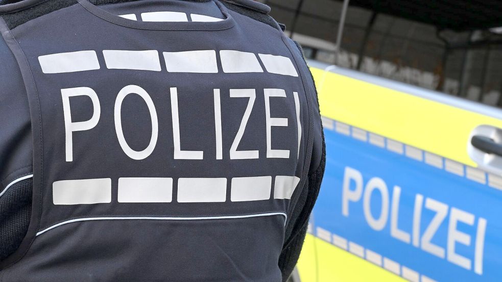 Die Suche nach zwei Verdächtigen läuft. (Symbolbild)  Foto: Bernd Weißbrod/dpa