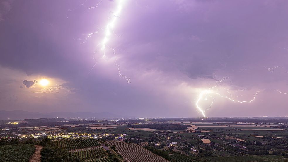 Die Kombination aus Hitze und Feuchtigkeit begünstigt Gewitter. (Archivbild) Foto: Philipp von Ditfurth/dpa
