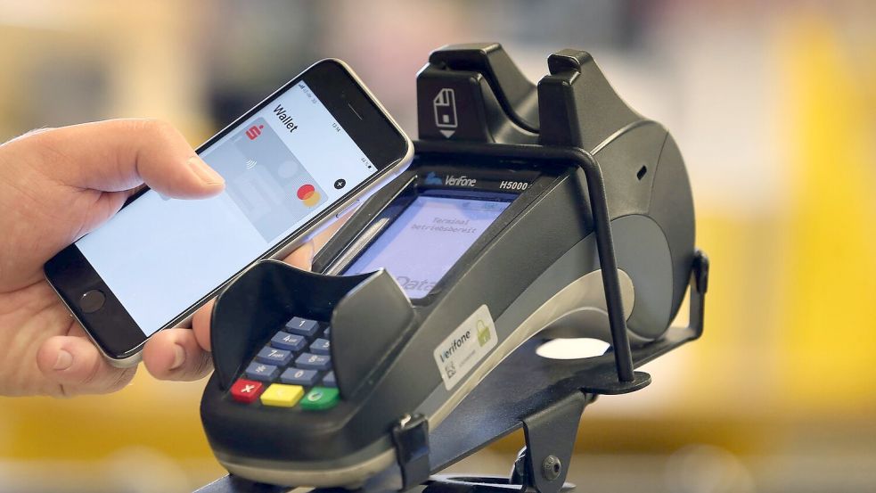 Die Deutschen zahlen immer öfter digital per Smartphone oder Karte. (Symbolbild) Foto: Karl-Josef Hildenbrand/dpa/dpa-tmn