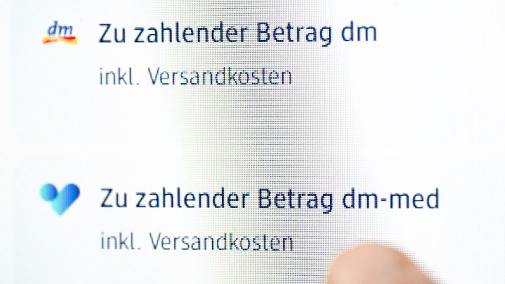 Beim Einkauf werden Produkte von dm und von dm-med getrennt ausgewiesen.  Foto: Bernd Weißbrod/dpa