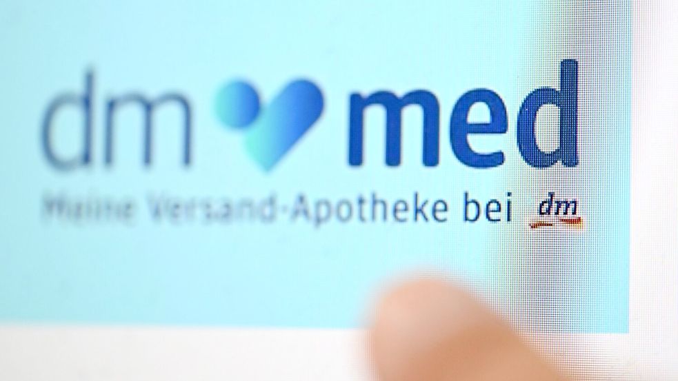Die Versand-Apotheke dm-med bezeichnet dm als Partnerunternehmen. Foto: Bernd Weißbrod/dpa