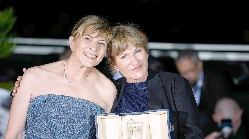 Hauptdarstellerin Jana Radewa (l) und die Regisseurin Valeska Grisebach in Cannes. (Archivbild) Foto: John Locher/Invision/AP/dpa