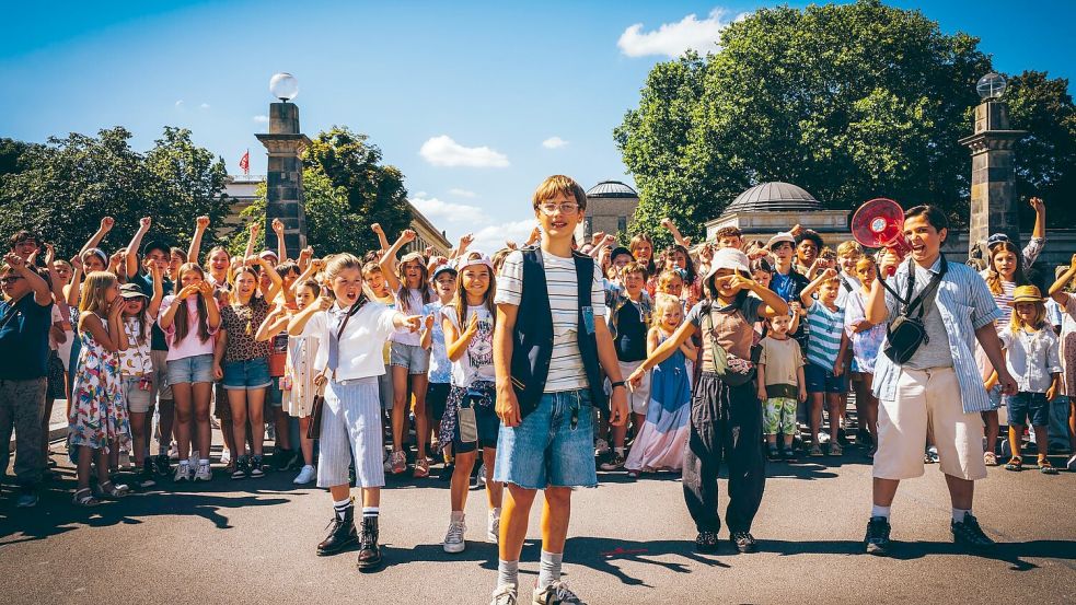 Nicholas Jonah Peter (Mitte) als Emil und seine vielen neuen Freunde in einer Szene des Films „Emil und die Detektive“ (Kinostart 24.09.2026). Foto: -/Warner Bros./dpa