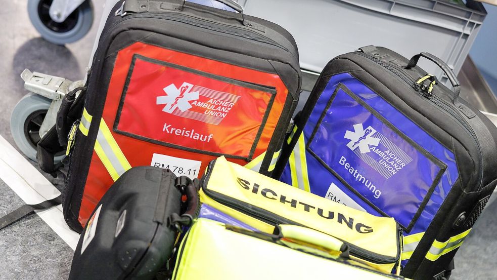 Nach zwei Bedienungen als Ersthelferinnen übernahm der Rettungsdienst die Versorgung des 78-Jährigen. (Symbolbild) Foto: Matthias Balk/dpa