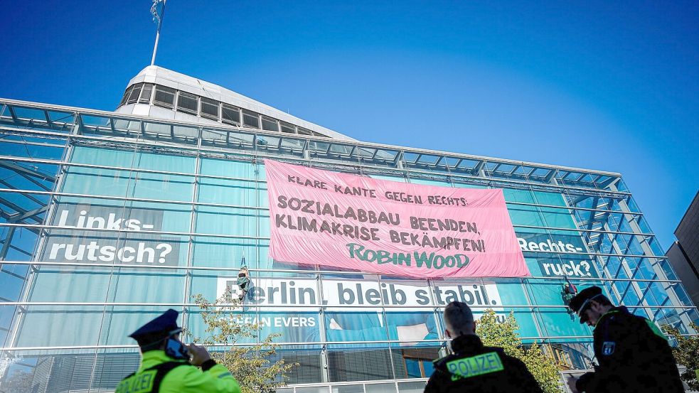 Aktivisten demonstrieren mit einer Kletter-Aktion am Konrad-Adenauer-Haus in Berlin. Foto: Kay Nietfeld/dpa