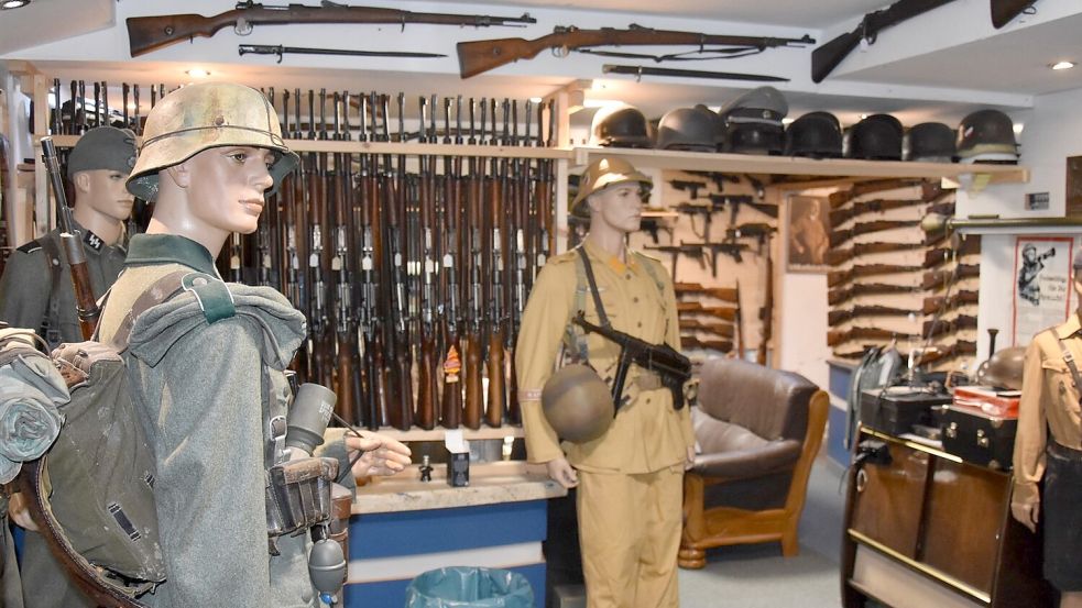 Das geheime Waffenarsenal lag hinter einer Art privatem Waffenmuseum mit Geheimtüren, versteckten Räumen und verborgenen Schließmechanismen. (Archivbild) Foto: --/Polizei Wuppertal/dpa