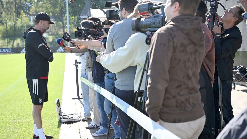 Jürgen Klopp spricht beim DFB-Training.  Foto: Federico Gambarini/dpa