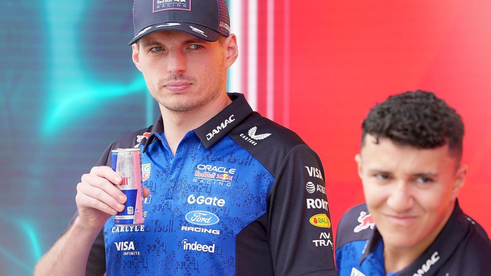 Max Verstappen (l) und Isack Hadjar fahren auch 2027 zusammen. (Archivbild) Foto: Rebecca Blackwell/AP/dpa