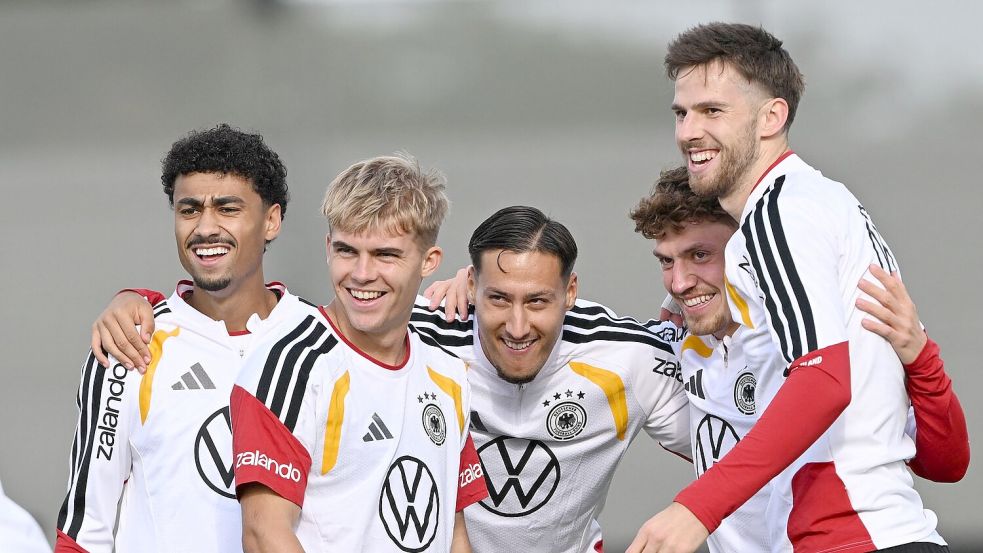 Viele neue Gesichter um Hennes Behrens, Younes Ebnoutalib und Phillip Treu.   Foto: Federico Gambarini/dpa