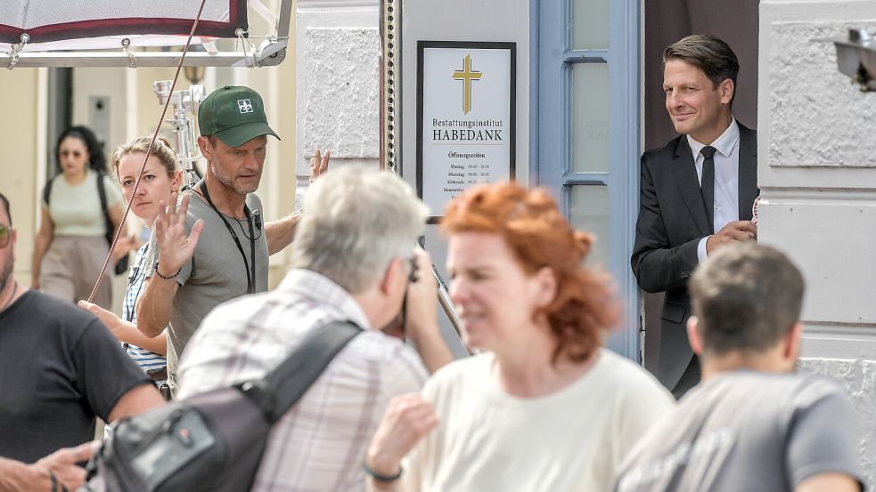 Die Kultkulisse des Bestattungsinstituts in Leer: Hier schaut Schauspieler Holger Stockhaus aus der Tür. Er verkörpert die Figur Wolfgang Habedank. Foto: Klaus Ortgies/Archiv