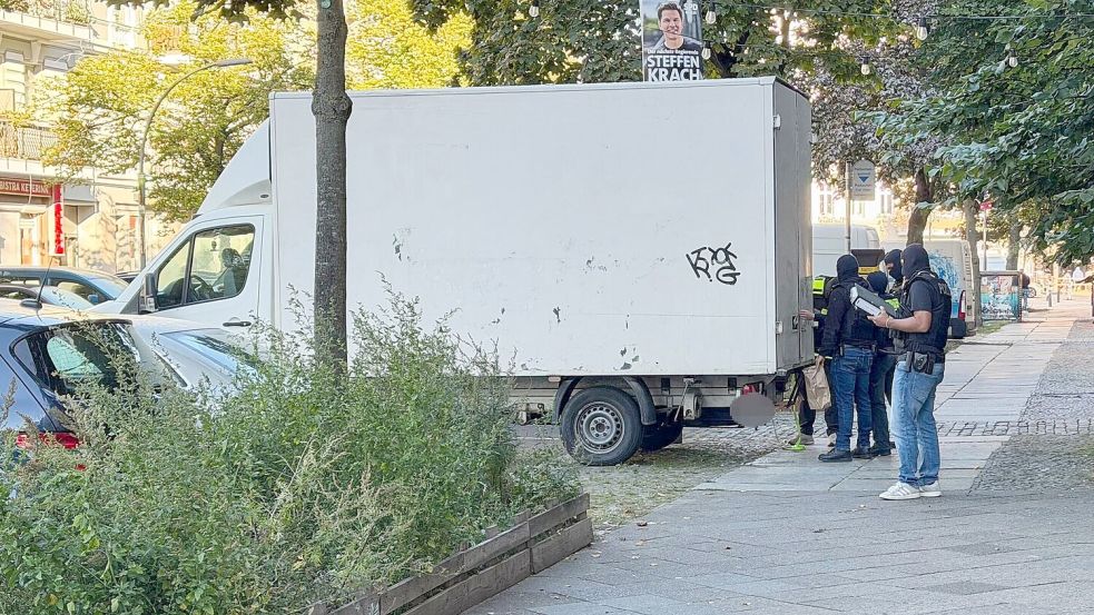Seit dem frühen Morgen werden in ganz Berlin Razzien wegen des Verdachts auf illegalen Schusswaffenhandel durchgeführt. (Symbolbild) Foto: Sven Kaueler/dpa