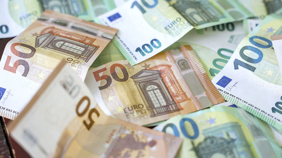 Schulden aus einer Insolvenz und vom Pokerspielen verleiteten einen Mann aus Norden zu Betrugstaten. Symbolfoto: Jan Woitas/dpa
